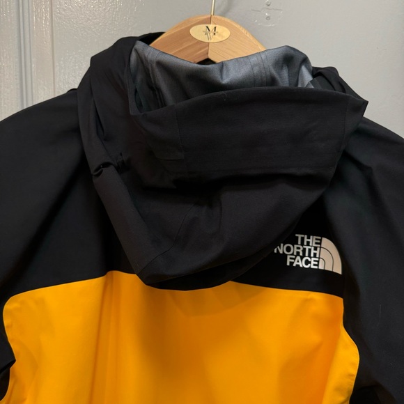 North Face Rain Shell - Picture 3 of 7